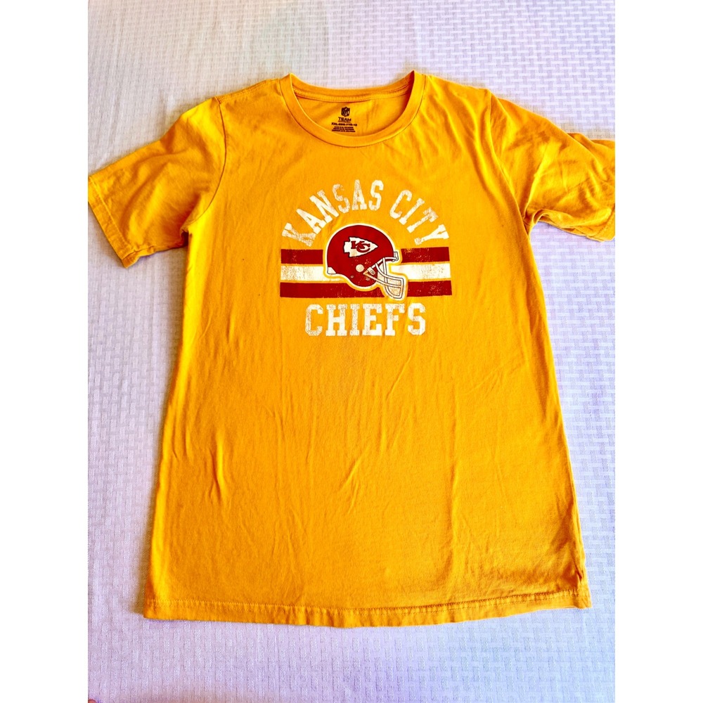 Kansas City Chiefs NFL Girls XXL 18 Gold Distressed Helmet Graphic T-Shirt